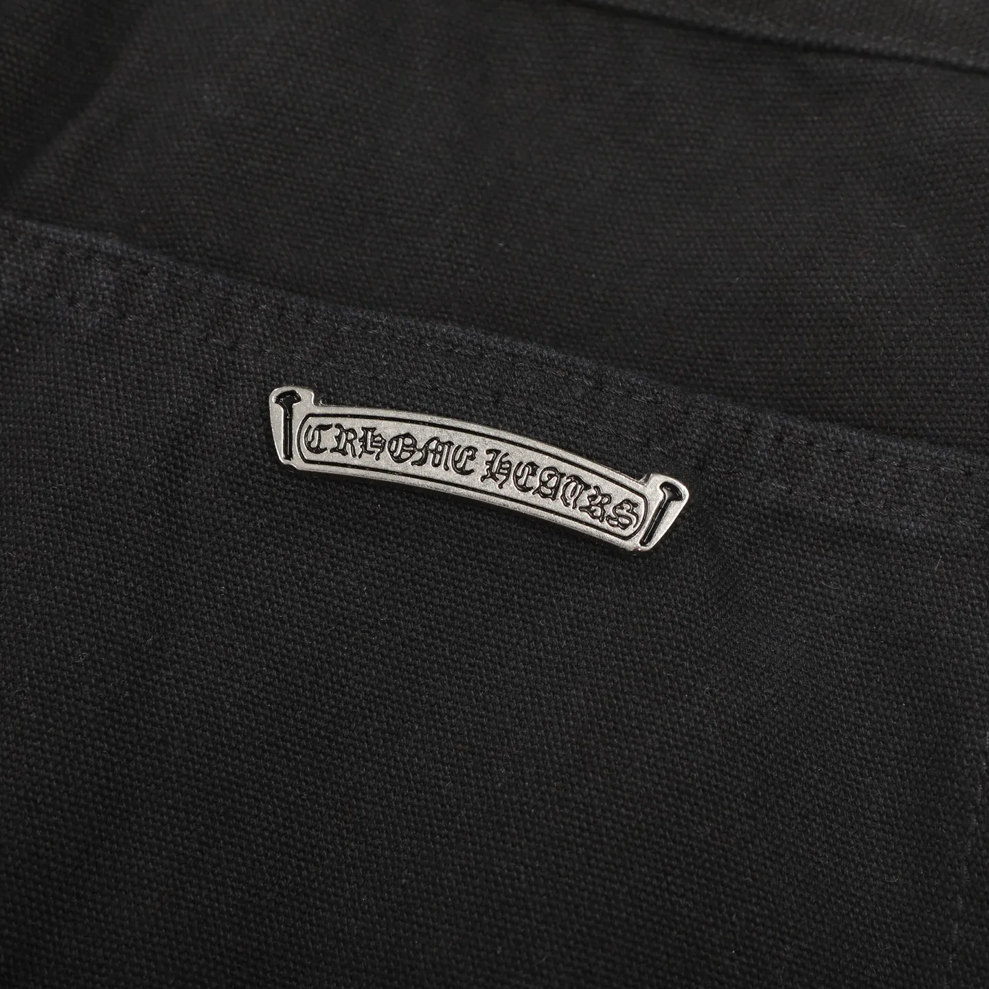 P280 Chrome Hearts Black Timber Pants Red Leather and White Leather Elements Washed Jeans Really restores the ultimate vintage texture. Three-dimensional version. Loose and comfortable, not picky about the figure. Makes you look taller and slimmer. Made by a factory. Original quality control. Same style for men and women. Can be matched with couples. Versatile recommendation. Must-have jeans for all seasons. Fashionistas have been disappointed. The quality selection of fabrics, the tailoring of details, and the matching of patterns are all impeccable! The upper body is so handsome when worn...it can be easily worn by men, women and children! The craftsmanship is made of heavy-duty washed pure cotton denim fabric. After washing, it is soft and thick and looks very stylish when worn. Color: black Size: 28 30 32 34 36